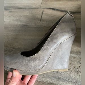 Spring shoes grey in size 6 like new